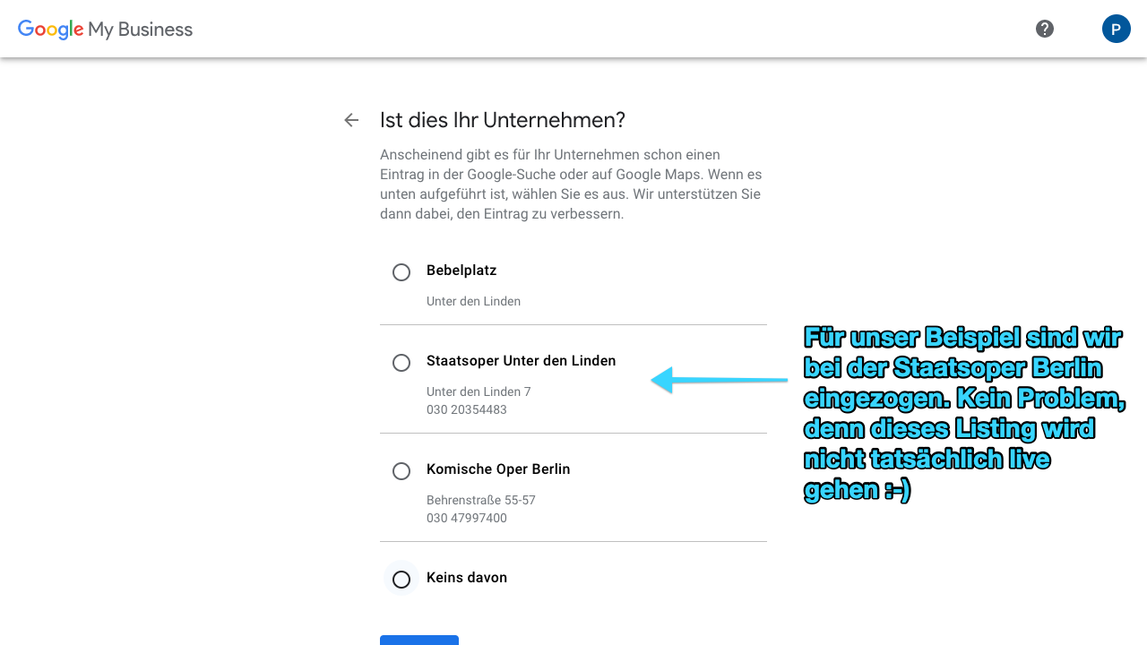 Zu sehen ist ein Screenshot von Google My Business, der den sechsten Schritt für das Anlegen eines Profils zeigt: Hier gleicht Google Deine Adresse mit bereits bekannten Orten ab.