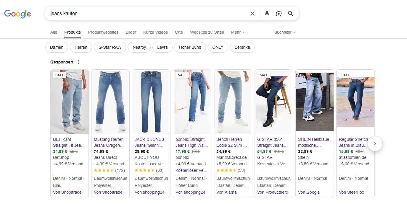 Das Bild zeigt die Google Shopping Ergebnisse für "Jeans kaufen". Die gesponserten Ergebnisse erscheinen dabei über den organischen Ergebnissen.