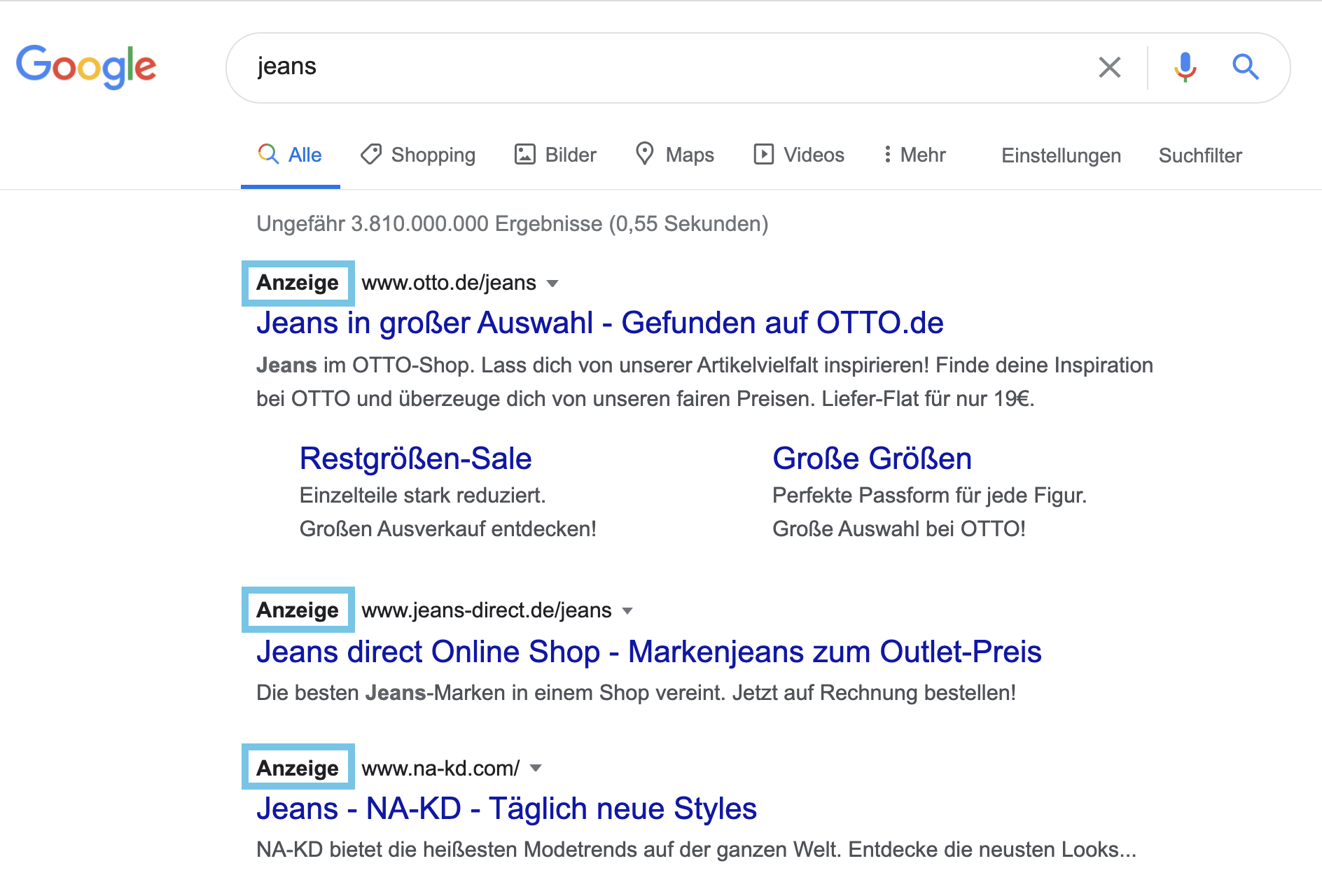 Auf dem Bild zu sehen ist der Screenshot einer Google Suchanfrage nach dem Schlagwort "Jeans". Die ersten Ergebnisse der SERP zeigt ganz oben unterhalb der Suchleiste direkt bezahlte Werbeanzeigen, die mit dem fettgedruckten Wort "Anzeige" (im Screenshot blau umrahmt) gekennzeichnet sind.