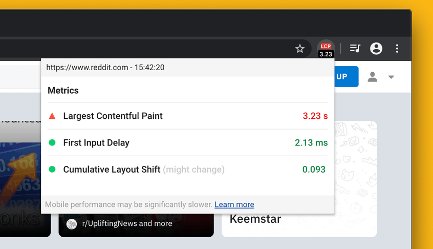 Hier ist ein Screenshot der Core Web Vitals Chrome Extension zu sehen. Rechts oben im Browser-Fenster zeigt diese Dir die (kritischen) Werte der einzelnen Core Web Vitals-Metriken an.