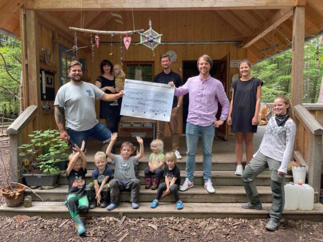 eology unterstützt den Volkacher Waldkindergarten mit einer Spende von 1.000€