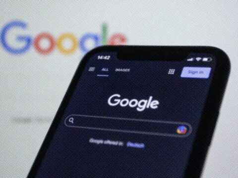 Google rollt das April 2023 Reviews Update aus