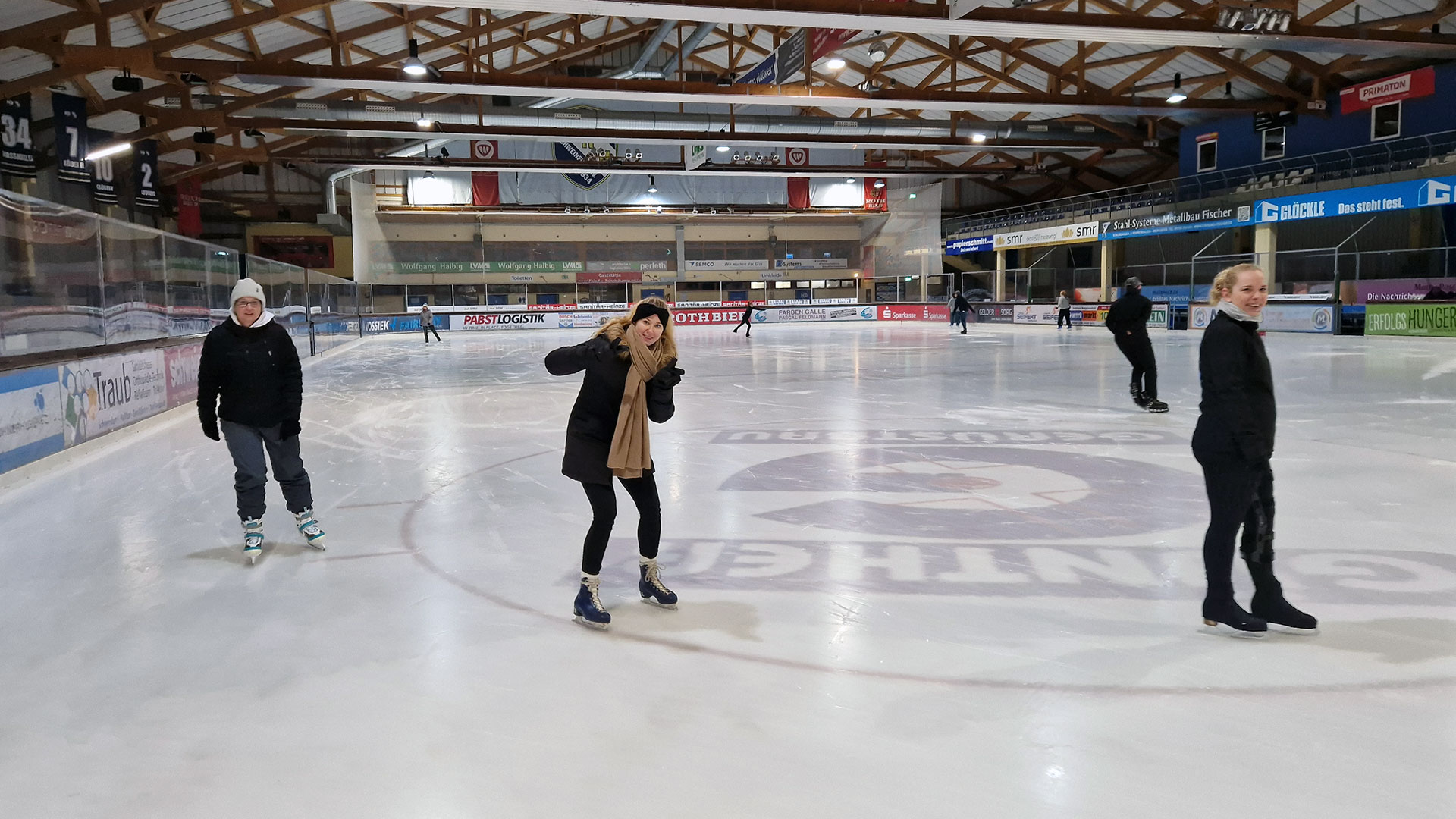 Das Team eology auf dem Eis in einer Eishalle.