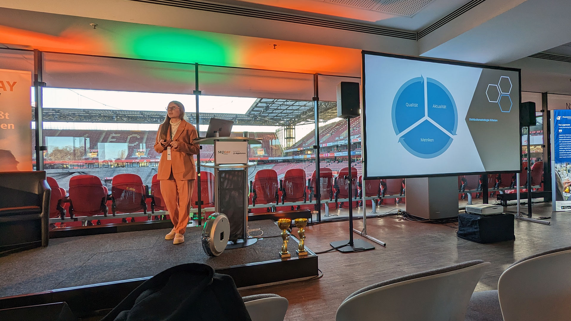 Annika Maroth auf der Bühne beim SEO-Day 2023 in Köln.