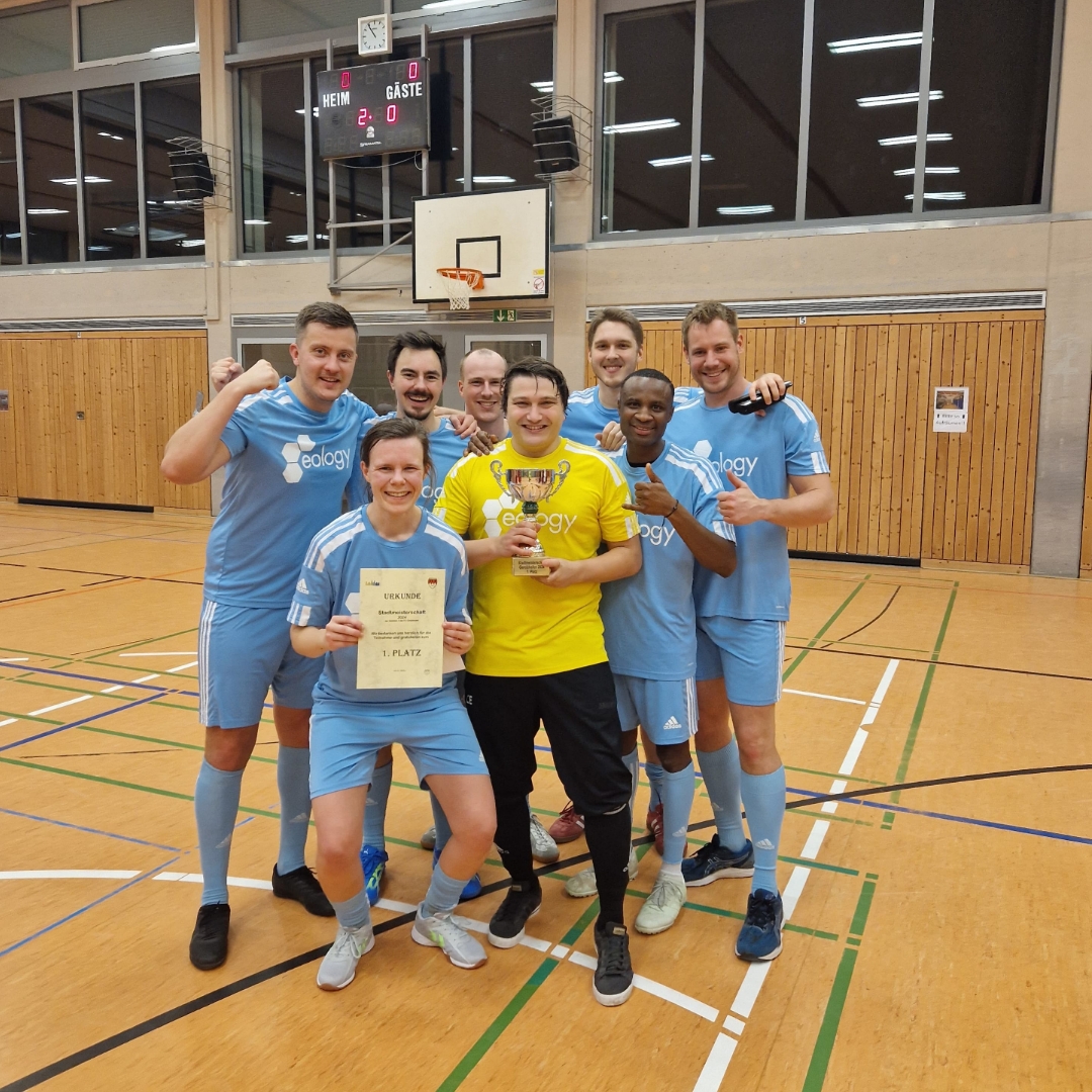 Zu sehen ist das eology-Team mit dem Pokal und der Gewinnerurkunde.