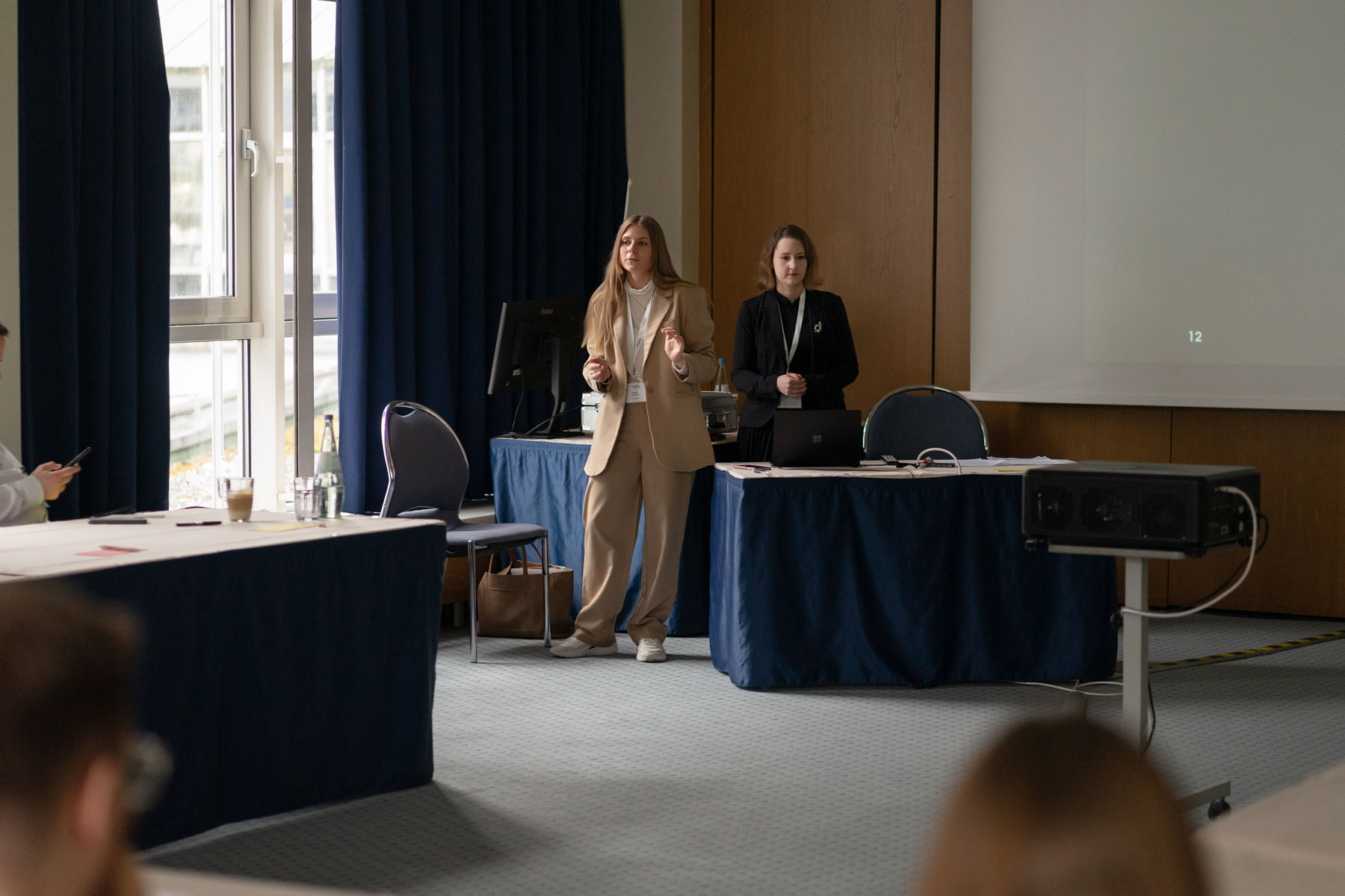 Annika Maroth und Patricia Unfried auf dem eoSearchSummit 2024.