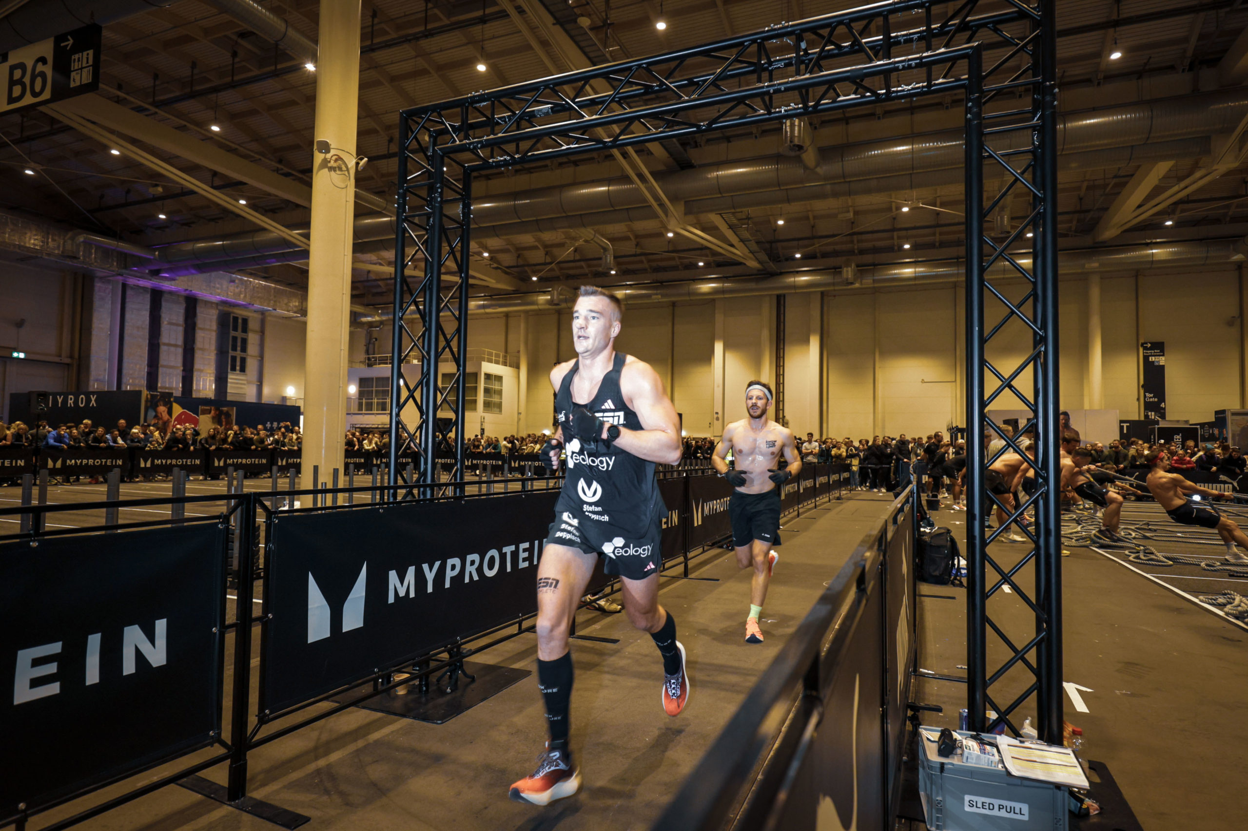 Das Bild zeigt eoSportler Florian Staudt beim Zieleinlauf beim Hyrox in Hamburg.