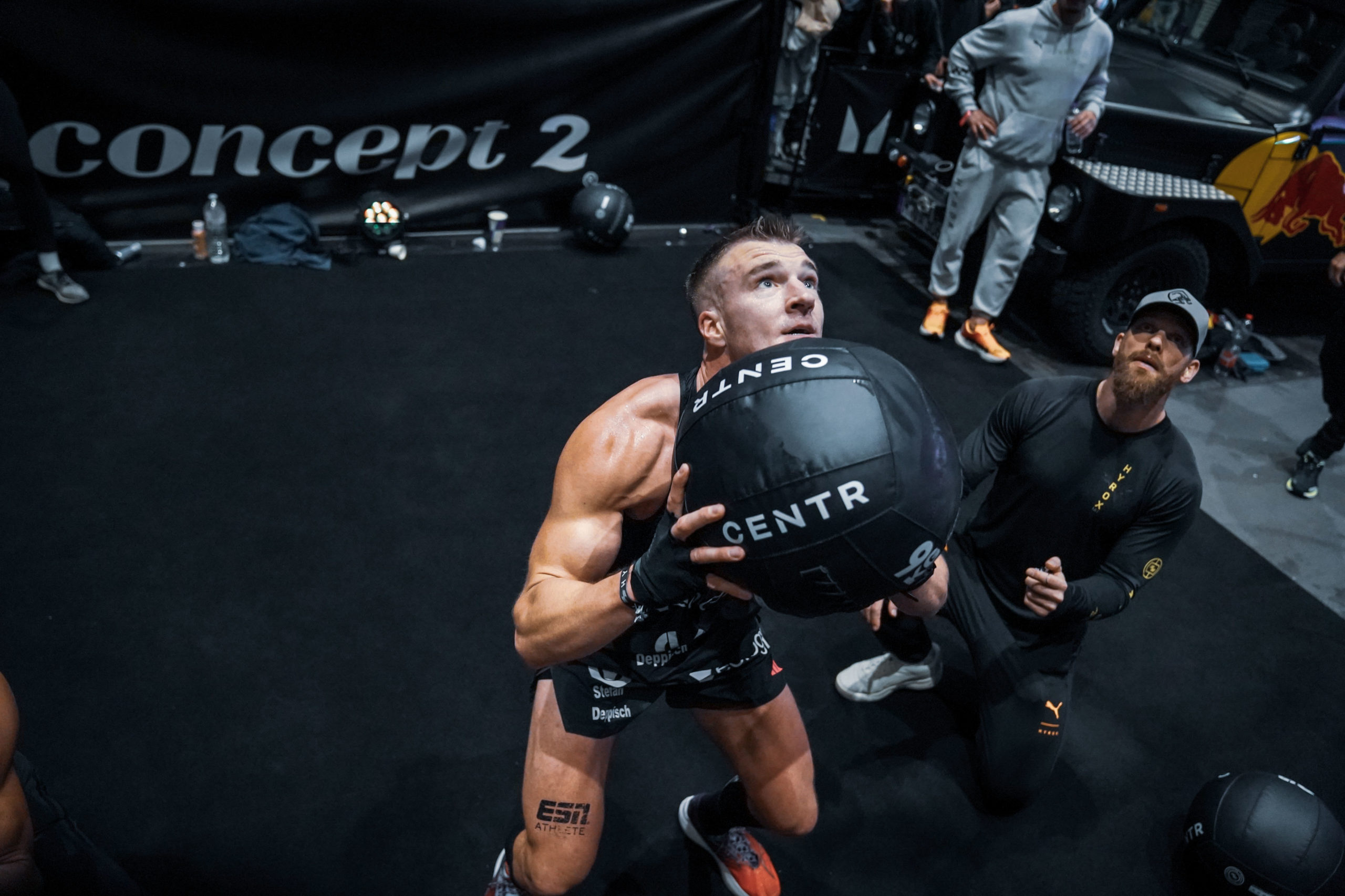 Das Bild zeigt eoSportler Florian Staudt bei den Wallballs beim Hyrox in Hamburg.