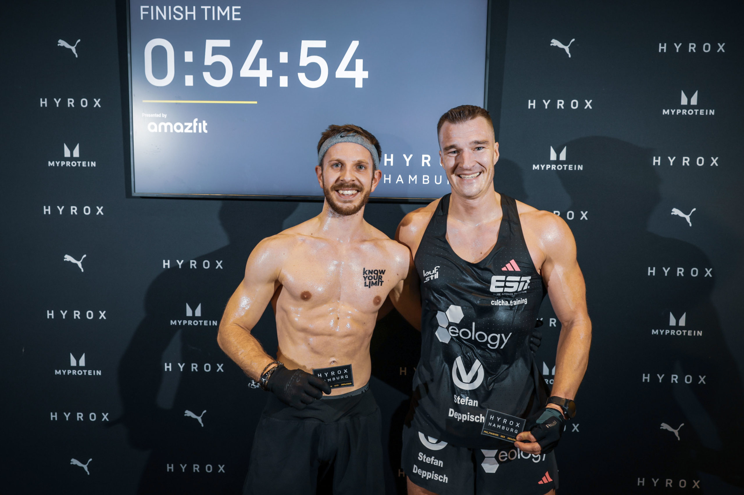 Das Bild zeigt eoSportler Florian Staudt gemeinsam mit seinem Teampartner und weiteren Sportlern beim Hyrox in Hamburg.