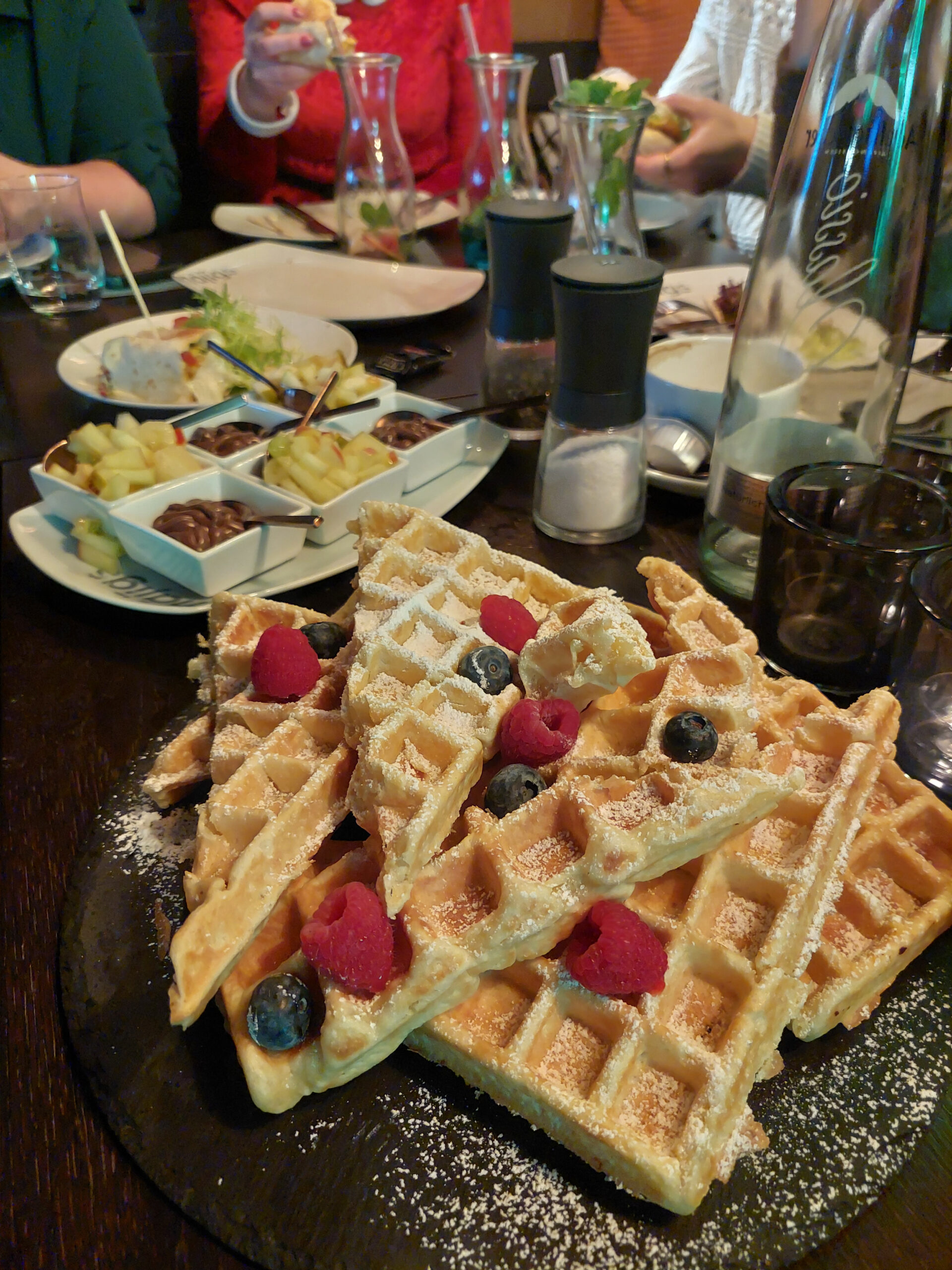 Das Content Outreach Team bei der Weihnachtsfeier bei Majigs zum Waffeln essen. 