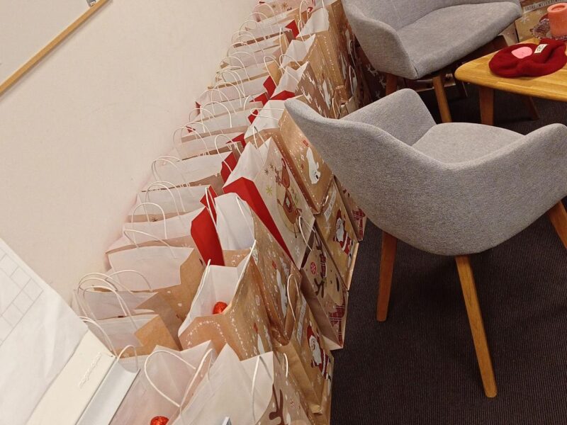 Die gepackten Geschenktüten bei dem Verein.