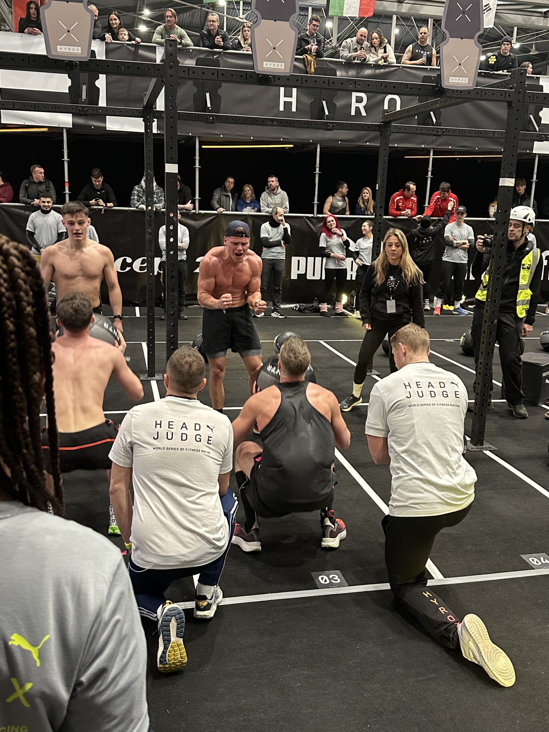Das Bild zeigt eoAthlet Florian Staudt und seinen Partner Basti bei den Wall Balls beim HYROX Rennen.