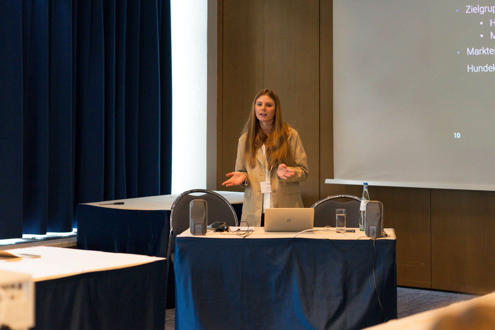 Auf dem Bild ist Annika Maroth in ihrer Masterclass beim eoSearchSummit 2025 und stellt das Thema Influencer Marketing vor.