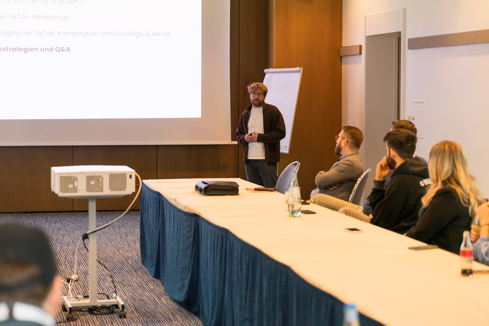 Das Bild zeigt Elias Engelmann von der Technischen Hochschule Würzburg-Schweinfurt, der beim eoSearchSummit 2025 gemeinsam mit Prof. Dr. Christina Völkl-Wolf die Gen Z und deren Einfluss auf das Marketing insbesondere TikTok vorgestellt hat.