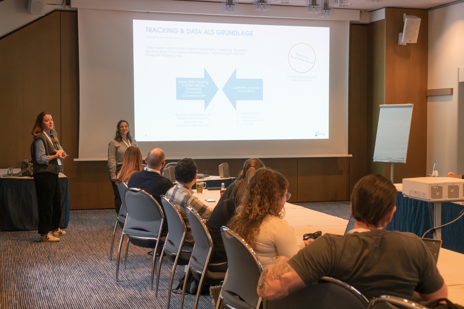 In einer weitere Masterclasss beim eoSearchSummit 2025 erklären Mareike Krücken und Franziska Herbert alles über Google und Meta Shopping.