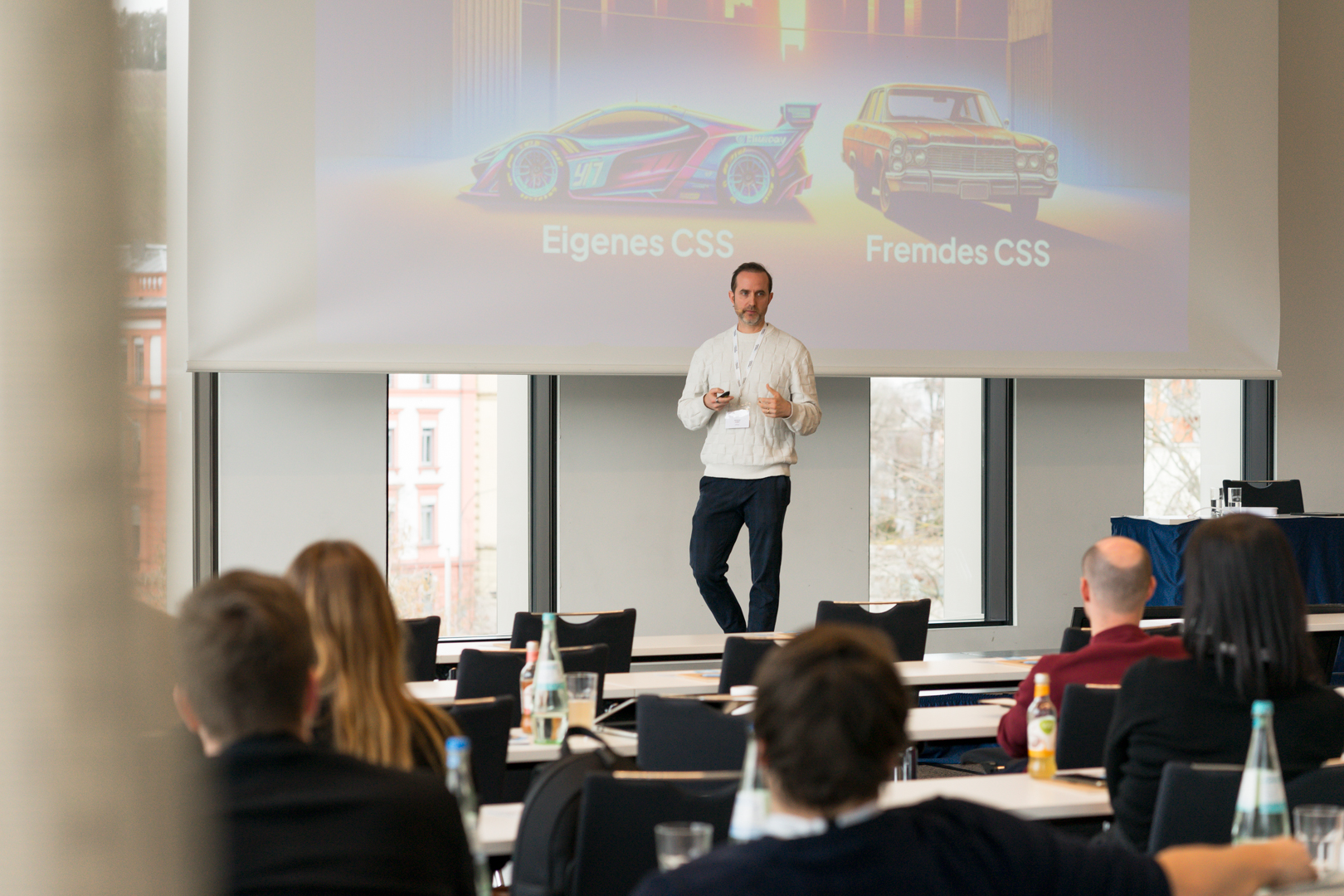 Das Bild zeigt CSS-Experte Ingmar Albert von ad Strong als er beim eoSearchSummit 2025 die Vorteile eines eigenen CSS vorstellt.