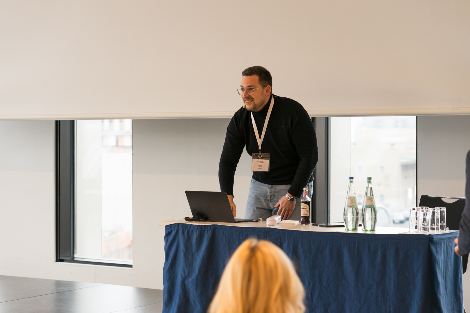 Das Bild zeigt Jochen Seelig von snapADDY bei seinem Vortrag über Online Marketing in einem SaaS-Start-Up beim eoSearchSummit 2025.