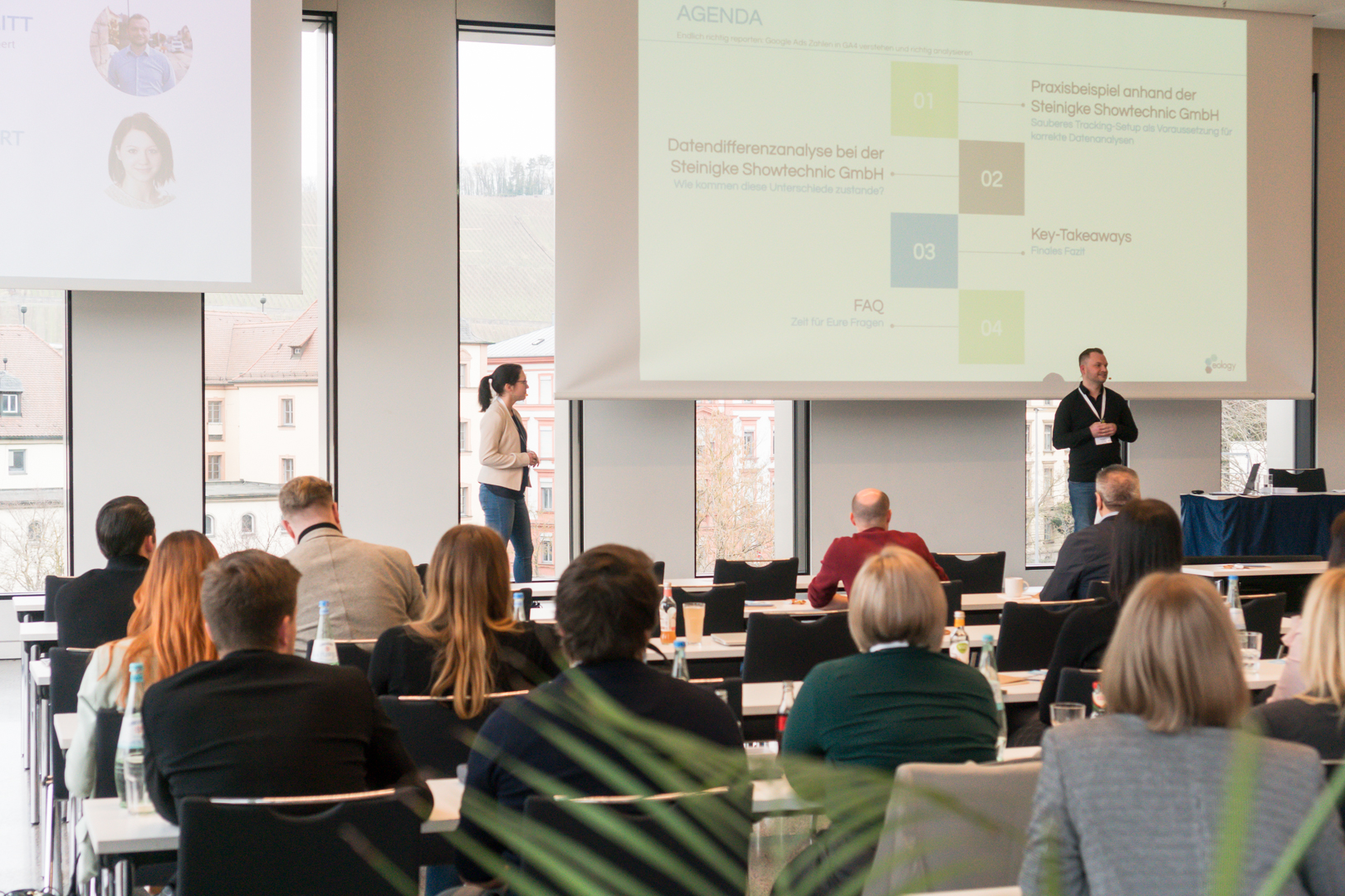 Auf dem Bild erklären Maximilian Schmitt und Michaela Linhart beim eoSearchSummit 2025, wie gutes Tracking funktioniert und warum sich Daten von GA4 und Google Ads so unterscheiden.