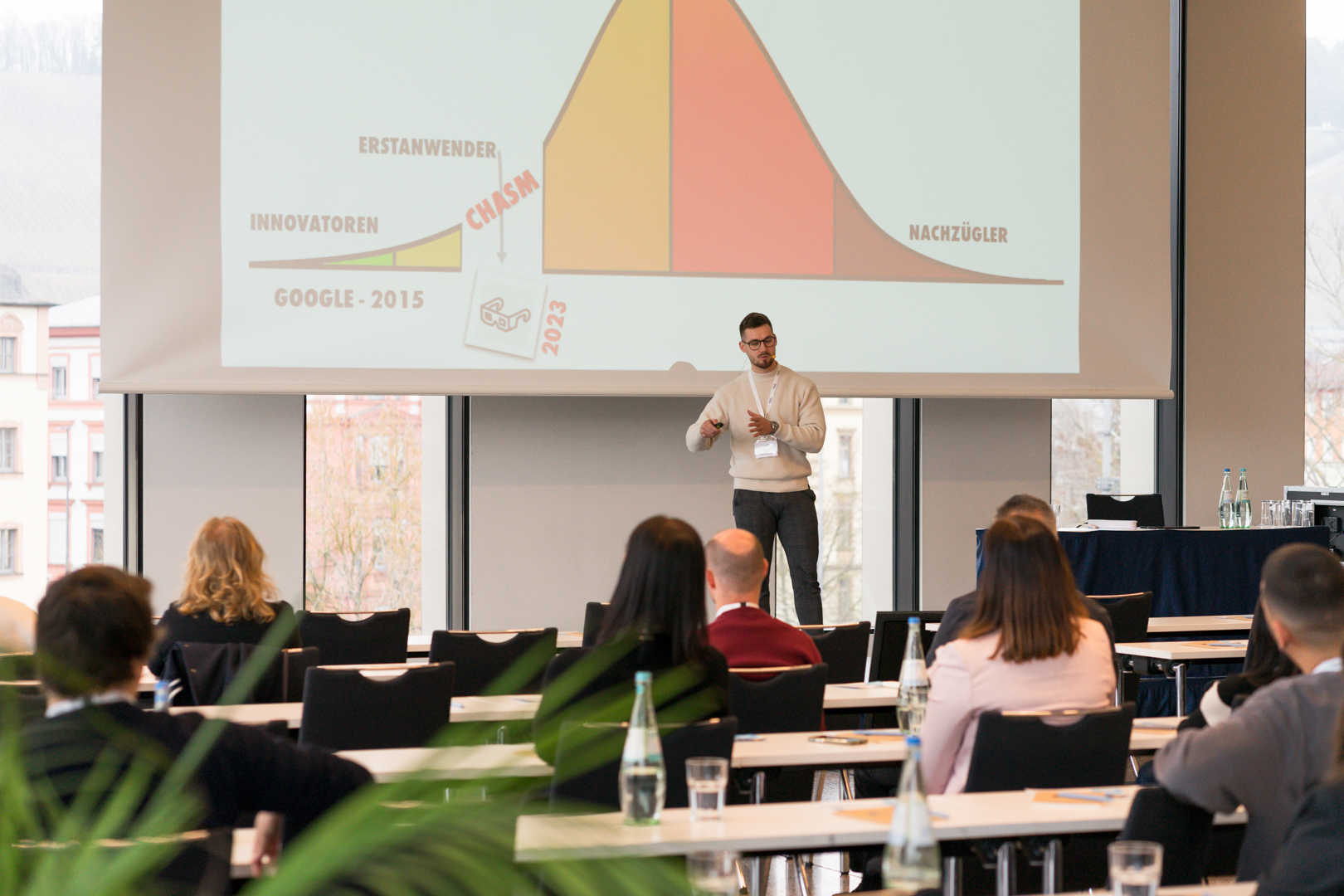 Das Foto zeigt Thorsten Frank beim eoSearchSummit 2025 während er seinen Vortrag über die KI-Trends 2025 hält.