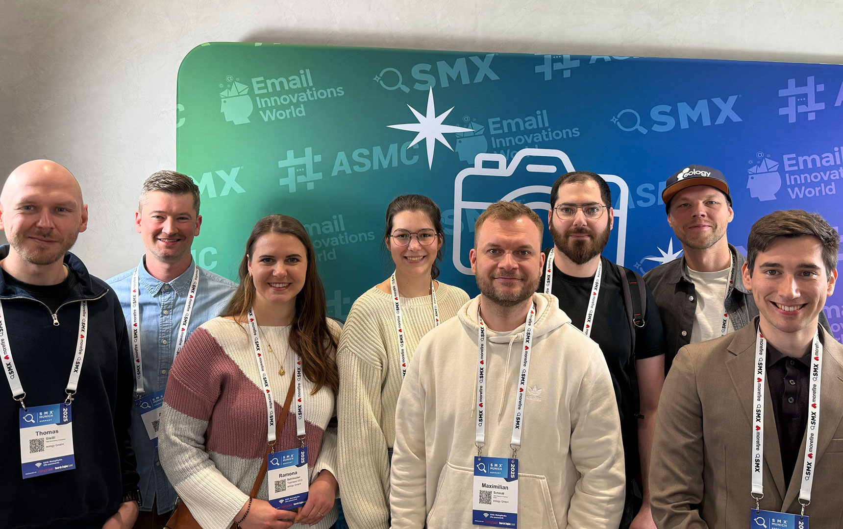 Das Bild zeigt Mitarbeiter von eology auf der SMX 2025 in München.
